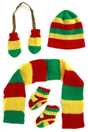 Gebreide babyset rood/geel/groen Bevat: -Beenwarmers -Handschoenen -Muts -Schoentjes