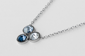 FriendsDesign - Suzanne's Necklace - Indigo mix - Deze ketting is in lengte verstelbaar van 41cm tot 46cm - Onze sieraden zijn gemaakt van stainless steel met Swarovski elementen en zijn hypoallergeen