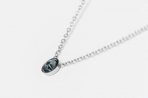 FriendsDesign - Inge's Necklace - Grey - Deze ketting is in lengte verstelbaar van 40cm tot 45cm - Onze sieraden zijn gemaakt van stainless steel met Swarovski elementen en zijn hypoallergeen