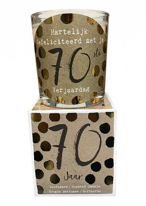 Giftbox - 70 jaar - tekst glas: HG met je 70ste verjaardag - Jar Candle - Vanilla - Een heerlijke zachte vanille geur - Brandtijd: +/- 45 uur Formaat kaars : 72x80 mm - Formaat box: 80x90mm