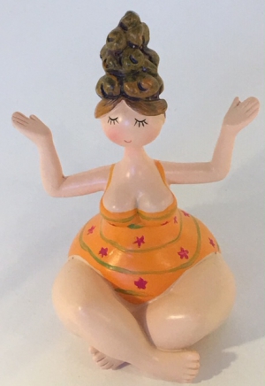 Yoga Lady zittend oranje